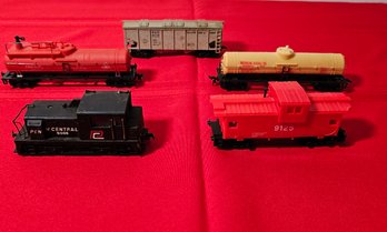 HO Penn Central Diesel Locomotive #5008, HO Scale Cabooses And Oil & Gas Tank Cars  #41