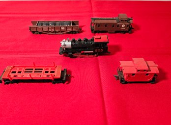 Vintage Ho Scale Gauge Engine Train #605 And Ho Scale Train Cars #43