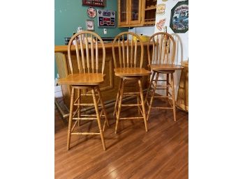 Beautiful Swivel Bar Stools Oak Spindle Back In Excellent Condition Like New