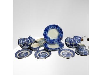 Set Of 5 Antique WH Grindley Argyle Pattern Dinner Plates, VTG Japan Blue Willow China Teacups 8 And Saucers 6