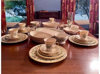Amazing Lenox Holiday 40 Pc Setting  Excellent Condition