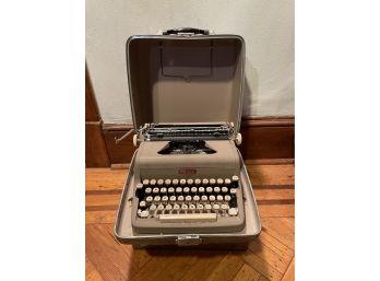 1954 Royal Quiet DeLuxe Portable Typewriter With Hard Case