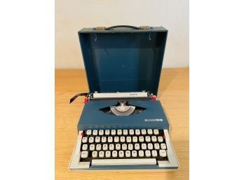 Vintage Royal Sprite Typewriter With Case #74