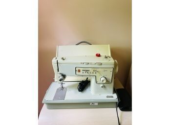 Singer Stylist Model 413 Zig Zag Sewing Machine With Case #84