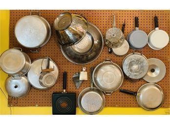 Large Lot Of  Kitchen Items Pots And Colanders #158