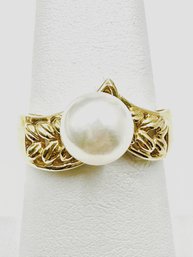 14KT Yellow Gold Cultured Pearl Ring Size 6.
