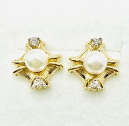 14KT Yellow GoldPair Of Pearl And Natural Diamond Earrings