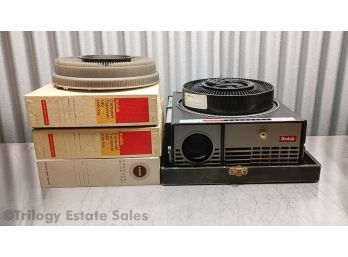 Kodak 550 Carousel Projector W/ Case & Extra Carousels WORKING