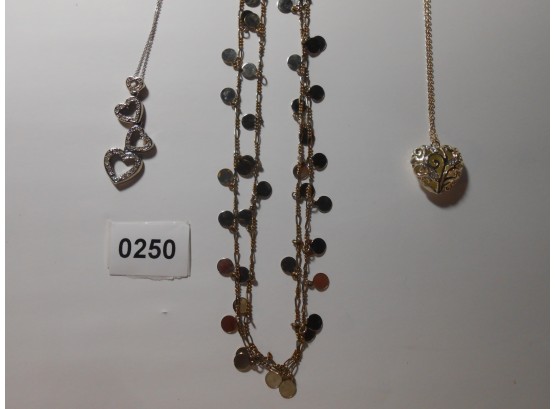 3 Necklaces - Lot 250