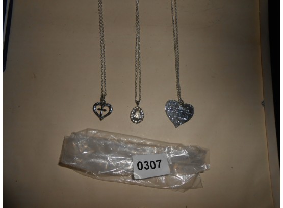 3 Necklaces - Lot 307