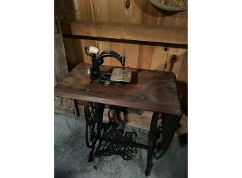 Rare Wilcox And Gibbs Small Sewing Machine On A Beautiful Cast Iron Base!