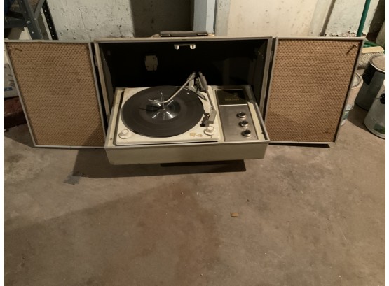 Zenith Stereo State Stereophonic Portable Compact Turn Table And Speakers