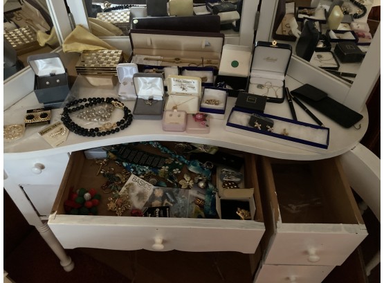 Contents Of Vanity: Lots Of Great Jewelry & Accessories