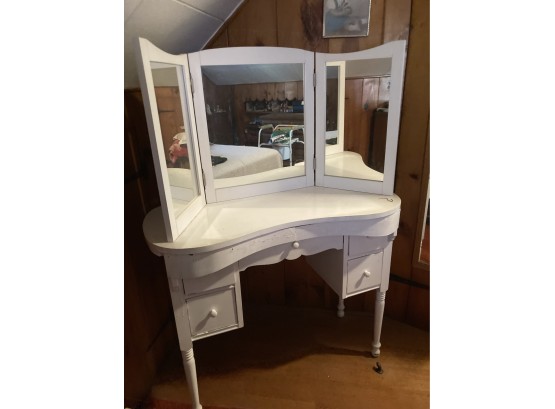 Cute Vintage White Bedroom Vanity With 3 Piece Mirror