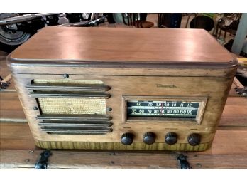 Vintage Motorola Table Radio. Working Condition!