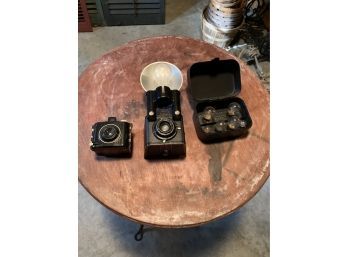 Lot Of Vintage  Brownie Camera's And Bulbs