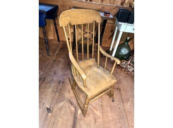 Cute Antique Small Rocking Chair In Good Condition!