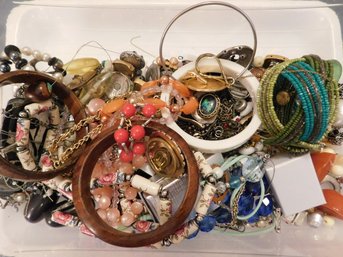 Over 3 1/4 Pounds Of Jewelry Wearable, Parts And Pieces