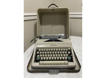 Vintage Olympia DeLuxe Typewriter W/case