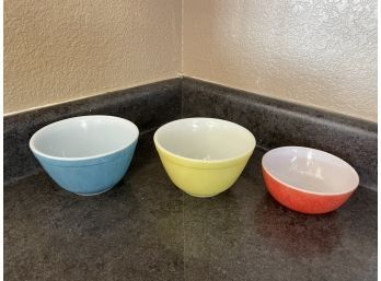 2 Pyrex Yellow & Blue Mixing Bowls - 401 ( Sm)