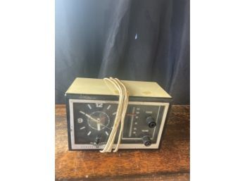 Vintage Beige GE General Electric Clock Radio Model C2425A- Untested