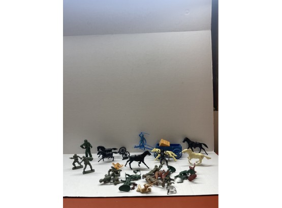 Lot Of Plastic Soldiers, Indians, Horses