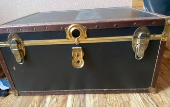 Metal Travel Trunk With Placemats