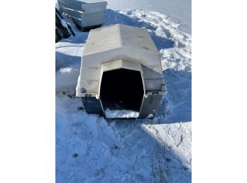Sturdy Dog House In Good Condition