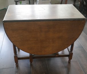 Lot 7 - 1651 Vintage Drop Leaf Table 29x59x36 W Leaves Extended - 29x21x36 W Leaves Dropped