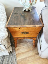 #364 End Table With Hinged Top 25x26x18