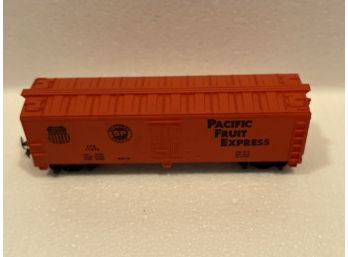 HO Scale 'Pacific Fruit Express' PFE 77678 40 Foot Reefer Freight Train Box Car