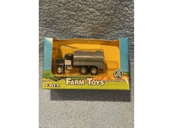 Vintage Farm Toys MILK CO-OP TRUCK 1/64 Scale Die-Cast #2207 1987 Ertl Company