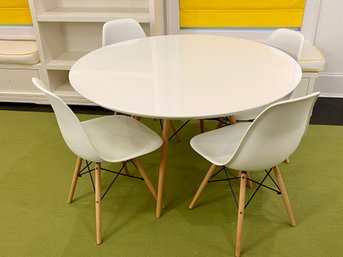 Modern Round Lacquer Table With Wooden Legs With 4 Matching Molded Plastic Chairs