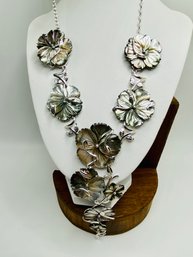 Sterling Silver With Mother Of Pearl Flower Pattern Necklace - 20'