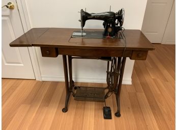Vintage Singer Sewing Machine On Table - 2 Drawers