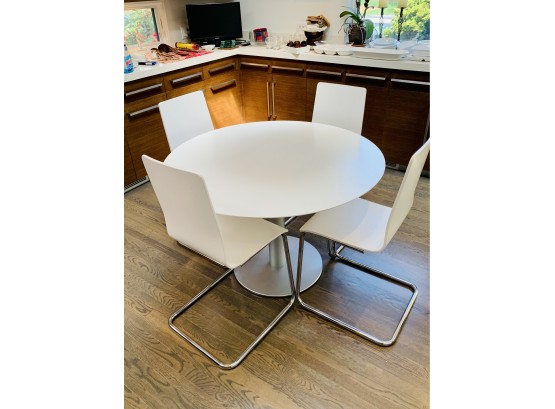 Design Within Reach White Stua Round Dining Table With 4 Modern Chairs