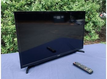Samsung Flatscreen On Stand With Remote 32