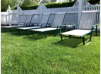 Set Of 4 Hunter Green With Sand Mesh Chaise Lounges And 2 Side Tables