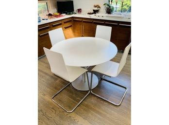 White Stua Zero Round Dining Table With 4 Modern Chairs