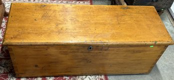 Early 19th Century Seaman's Tapered 6-Board Chest With Incredible Dovetailing And Till, 43' X Q6.5' X 14.75'H