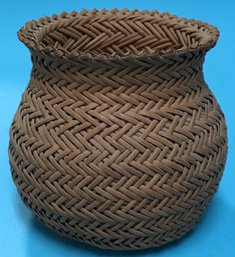Vintage Well Made Small Hand Woven Grass Basket (Possibly Native American) 4' Diam. X 3.25'H