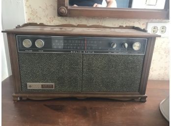 Vintage GE Solid State AM/FM Radio