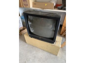 Vintage Jvc Box Tv 27'