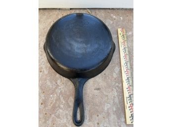 WAGNER WARE SIDNEY -O- 1056 R Cast Iron Skilliet Frying Pan With Pourer 9' Diameter.