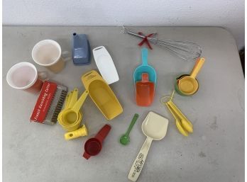 Plastic Vintage Retro Measuring Spoons Measuring Cup And Scoops Fun Colors