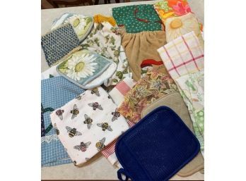Large Lot Kitchen Hand Towels And Hot Pad Holders  Incl Bees And Flowers