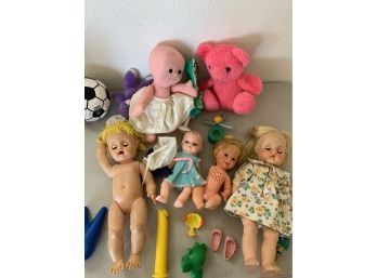 5 Old Dolls With Some Accessories  And 2 Plush Animals