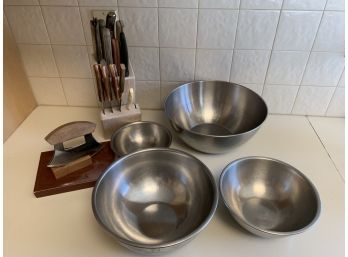 Set Of Stainless Steel Stacking Bowls And Set Un Matching Knives In Block