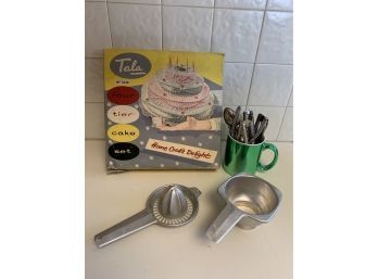 Vintage 4 TIER CAKE PAN Set  Layered Cake Kit With Pans & Terrific Retro Graphics On Box &  Aluminum Scoop