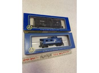 2 Ahm HO Cars: 5289 C Conrail Caboose And Cattle Car